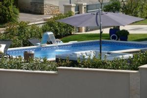 Bazén v ubytovaní Family Villa Mare for max 8 person with jacuzzi Kukci Poreč countryside alebo v jeho blízkosti