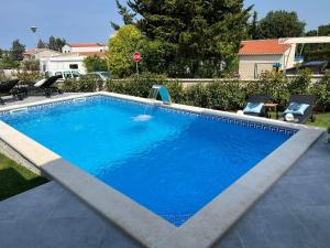 Bazén v ubytovaní Family Villa Mare for max 8 person with jacuzzi Kukci Poreč countryside alebo v jeho blízkosti