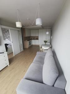 salon z kanapą i stołem w obiekcie Apartament Manhattan w Kłodzku