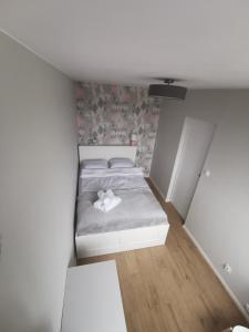 een kleine slaapkamer met een bed in een kamer bij Apartament Manhattan in Kłodzko