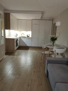 duży salon ze stołem i kuchnią w obiekcie Apartament Manhattan w Kłodzku +2 zdjęcia