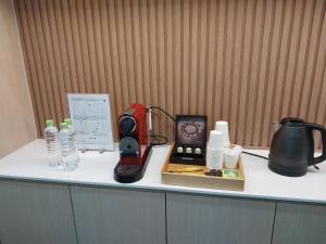 Příslušenství pro přípravu čaje a kávy v ubytování Brown Dot Hotel Busan Station