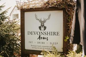 Una señal para una bebida de devonshire en el asiento trasero. en The Devonshire Arms, en Eckington