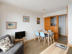 TV a/nebo společenská místnost v ubytování Appartement cosy proche pistes - Balcon et Wifi - FR-1-181-1017
