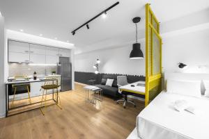 Posteľ alebo postele v izbe v ubytovaní Nyma White Apartments, The Luxury Suites