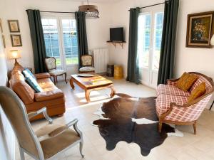 salon z kanapą, krzesłami i stołem w obiekcie Villa Opale Etretat w Étretat