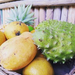 uma pilha de frutas e legumes numa cesta em Cabañas Alma Verde em Bacalar