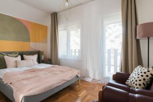 una camera con letto e sedia di Pöttyös Ponty Elegance Boutique Vendégház a Kisköre