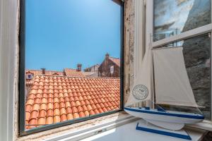 d'une fenêtre avec vue sur un toit en carrelage. dans l'établissement Apartment Time Old Town, à Dubrovnik