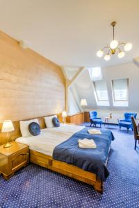 1 dormitorio con 1 cama grande en una habitación en Residence Central Annapolis, en Brasov