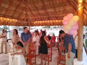 una novia y un novio en su ceremonia de boda en un pabellón en Riviera Bonfil, en Acapulco
