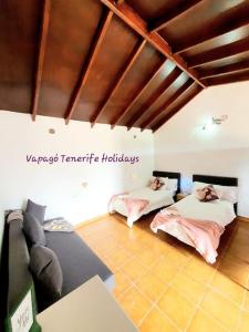 a living room with two beds and a couch at Rinconcito Rural con encanto en Las Hayas by Vapagó Tenerife in Acardece