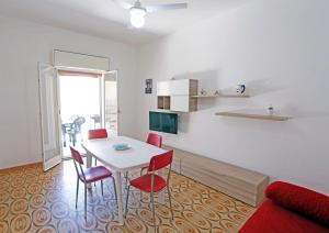 eine Küche und ein Esszimmer mit Tisch und Stühlen in der Unterkunft Ulisse apartment on the sea in Punta Secca + 26 Fotos