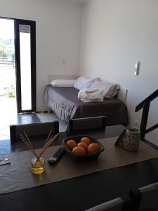 Cette chambre comprend un lit et un bol d'œufs sur une table. dans l'établissement HANAKOTOBA El lenguaje de las Flores, à Chajarí