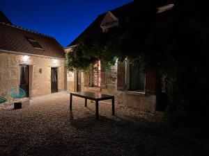 a ping pong table in the courtyard of a building at La Maison de Frédéric in Francueil