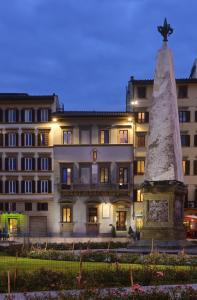 um grande edifício com uma estátua em frente em Hotel Garibaldi Blu - WTB Hotels em Florença