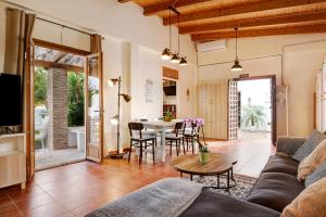 un salon avec un canapé et une table dans l'établissement Villalaluna lacasita, à Vejer de la Frontera