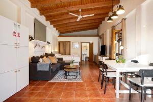 un salon avec un canapé et une table dans l'établissement Villalaluna lacasita, à Vejer de la Frontera