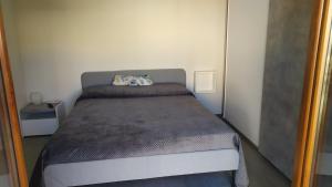 - une petite chambre avec un lit dans l'établissement B&B Walter & Chiara, à Altamura