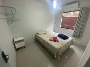 ein kleines Schlafzimmer mit einem Bett und einem Fenster in der Unterkunft Casa Da Dona Maria in Penha