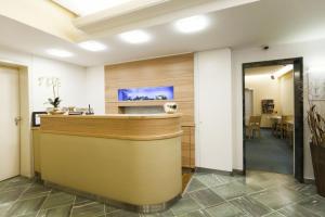 a lobby of a hotel with a reception desk at Comfort Garni Stadtzentrum Hotel in Bielefeld