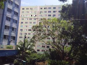 un gran edificio blanco con árboles delante de él en Apartamento en Salvador bahía com ar condicionado, en Salvador