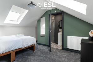 1 dormitorio con 1 cama y baño en Central 5 Bedroom Townhouse perfectly located 2 mins walk from the Train Station, en Chester