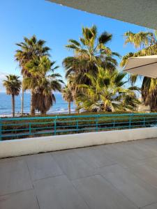 vistas a la playa y a las palmeras en Playa Paraíso Resort, en Concón