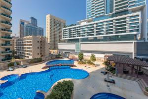 Dubai Marina - 5 bedroom, resort feel, great Amenities في دبي: اطلالة علوية على مسبح كبير في مدينة