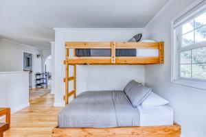 1 dormitorio con 2 literas en una habitación en Mt Hood, en Welches