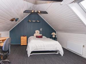 ein Schlafzimmer mit einem Bett mit einem Teddybär drauf in der Unterkunft Holiday home Højer XIII in Højer