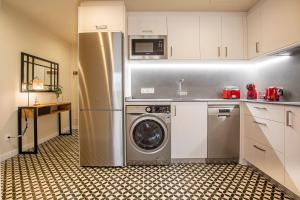 eine Küche mit einem Kühlschrank und einer Waschmaschine in der Unterkunft Barcelona Touch Apartments in Hospitalet de Llobregat