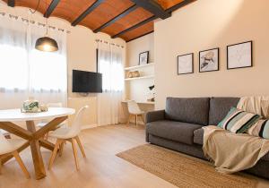 uma sala de estar com um sofá e uma mesa em Barcelona Touch Apartments em L'Hospitalet de Llobregat