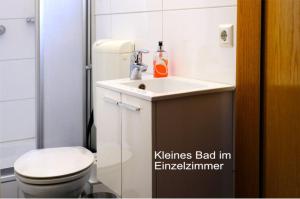 ein Bad mit einem Waschbecken und einem WC in der Unterkunft Haus Magdalene in Bad Schwartau