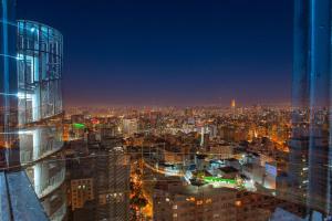 uma vista de uma cidade à noite a partir de um arranha-céus em Vossa Bossa Copan em São Paulo