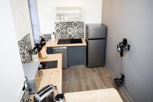 Kuchyňa alebo kuchynka v ubytovaní N1 Des Études Cosy Duplex Netflix Balcon ConciergerieDameCarcas