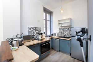 Kuchyňa alebo kuchynka v ubytovaní N1 Des Études Cosy Duplex Netflix Balcon ConciergerieDameCarcas