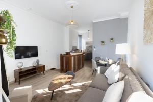 salon z kanapą i stołem w obiekcie N1 Des Études Cosy Duplex Netflix Balcon ConciergerieDameCarcas w Carcassonne