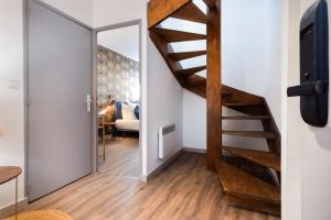 Televízia a/alebo spoločenská miestnosť v ubytovaní N1 Des Études Cosy Duplex Netflix Balcon ConciergerieDameCarcas