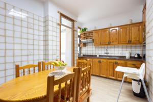 cocina con mesa de madera y armarios de madera en Home2Book Charming Apartment Puertito de Güímar, en Puertito de Güímar