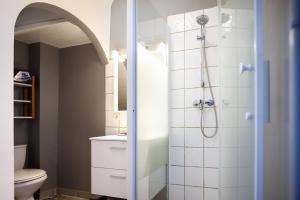 Kúpeľňa v ubytovaní N1 Des Études Cosy Duplex Netflix Balcon ConciergerieDameCarcas