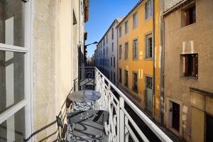 balkon ze stołem i krzesłami w obiekcie N1 Des Études Cosy Duplex Netflix Balcon ConciergerieDameCarcas w Carcassonne