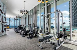 Γυμναστήριο ή/και όργανα γυμναστικής στο Modern Beachfront Condo with Stunning Ocean View