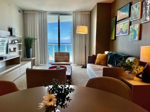 Χώρος καθιστικού στο Modern Beachfront Condo with Stunning Ocean View