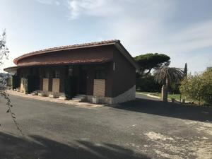 a small building on the side of a road at American Motel in Cisterna di Latina