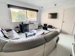 a living room with a couch and a table at Luxueux appartements idéalement situés en plein centre ville de Cannes in Cannes