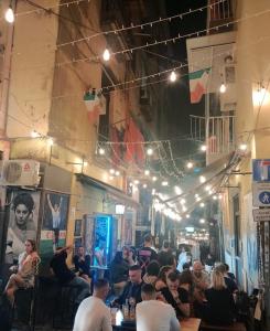 Il Dubbio ai Quartieri Spagnoli في نابولي: مجموعة من الناس يجلسون على الطاولات في المطعم