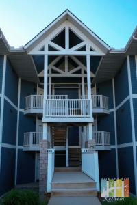 budynek z balkonem i schodami w obiekcie Horseshoe Retreat w mieście Edgar