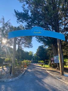 znak wejścia na drogę w obiekcie Camping Paradis Le Pressoir w mieście Petit-Palais-et-Cornemps