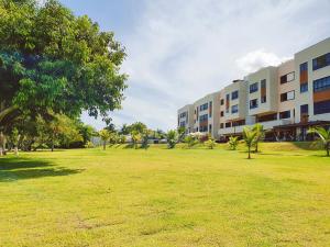 a park in front of a large building at Guarajuba Paraíso dos Coqueiros in Guarajuba